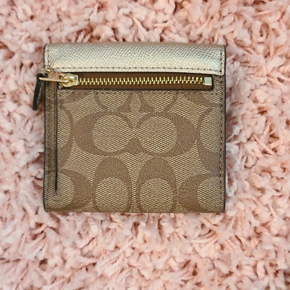 Coach two-toned trifold wallet in great condition. - Picture 3 of 5